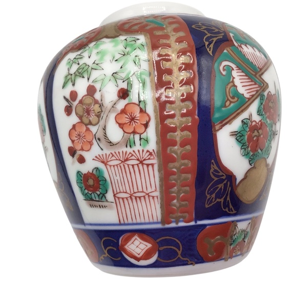 Small Vintage Imari Vase: Hand-Painted Japanese Porcelain, Floral Design - Picture 4 of 15